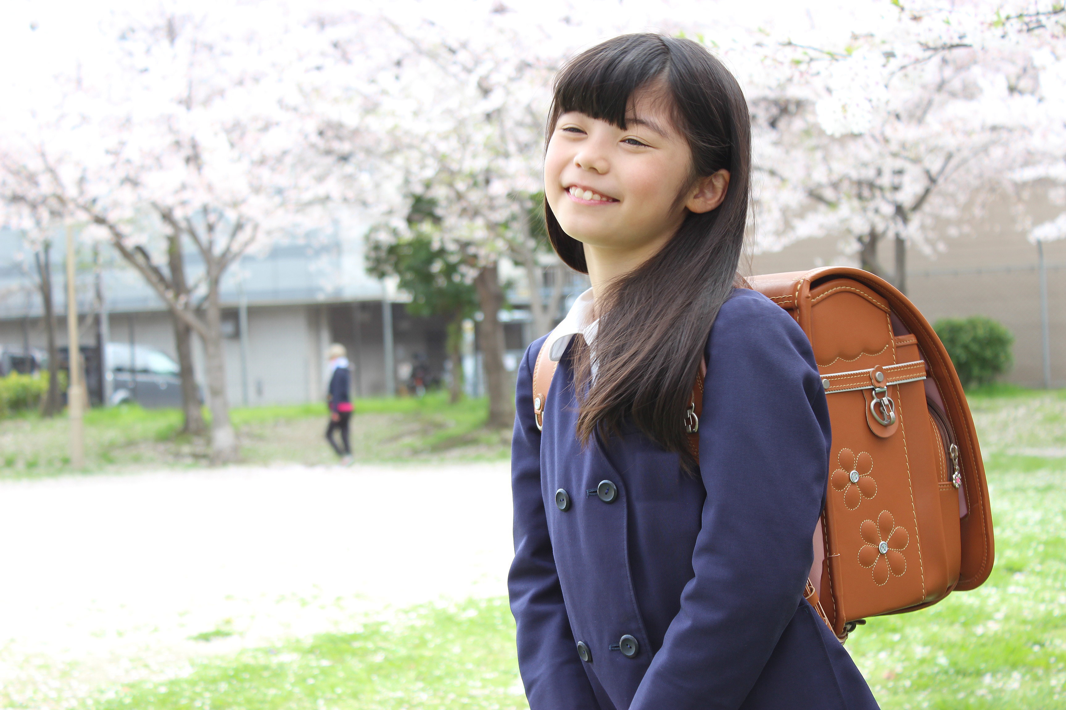 牛革ランドセルのフルールシャルマンを背負う女の子