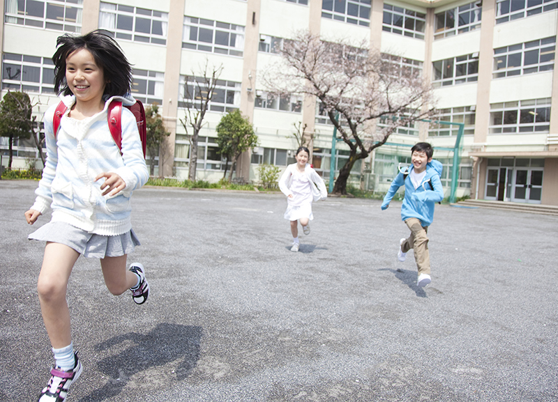 校庭で走る児童